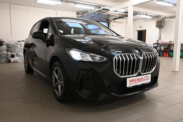 Sort BMW 225e fra 2023 set udefra