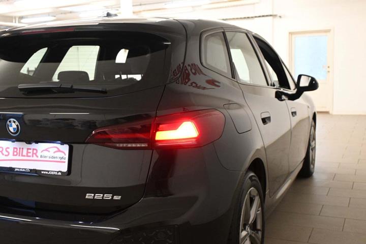Sort BMW 225e fra 2023