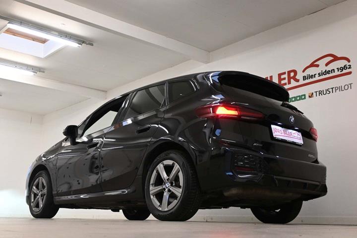 Sort BMW 225e fra 2023