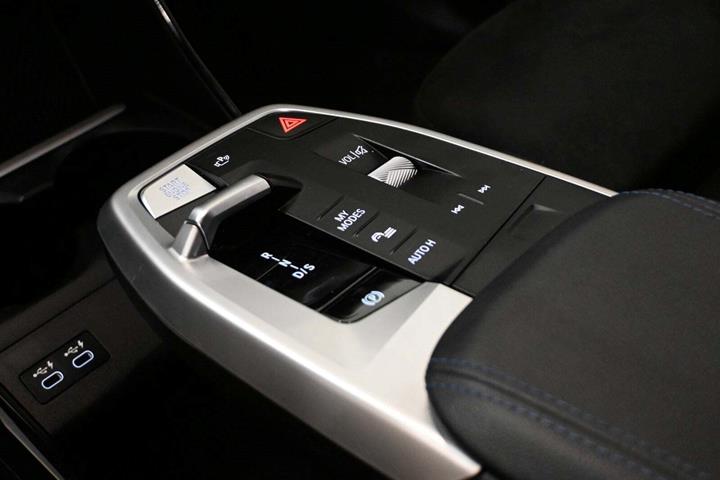 Sort BMW 225e fra 2023 set indefra