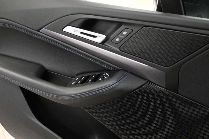 Sort BMW 225e fra 2023 set indefra
