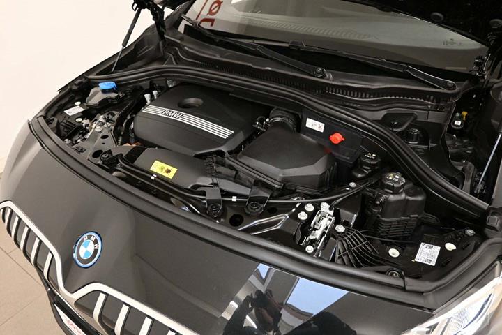 Sort BMW 225e fra 2023 set udefra