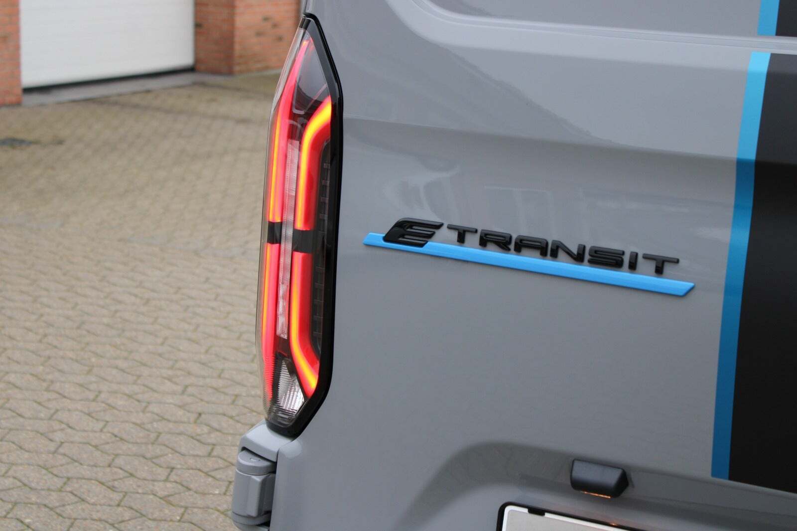 Grå Ford E-Transit Custom 340L fra 2025