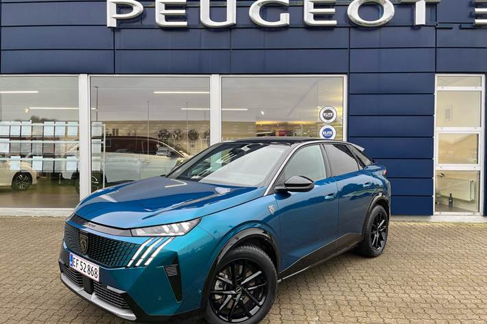 Blå Peugeot e-3008 fra 2025 set udefra