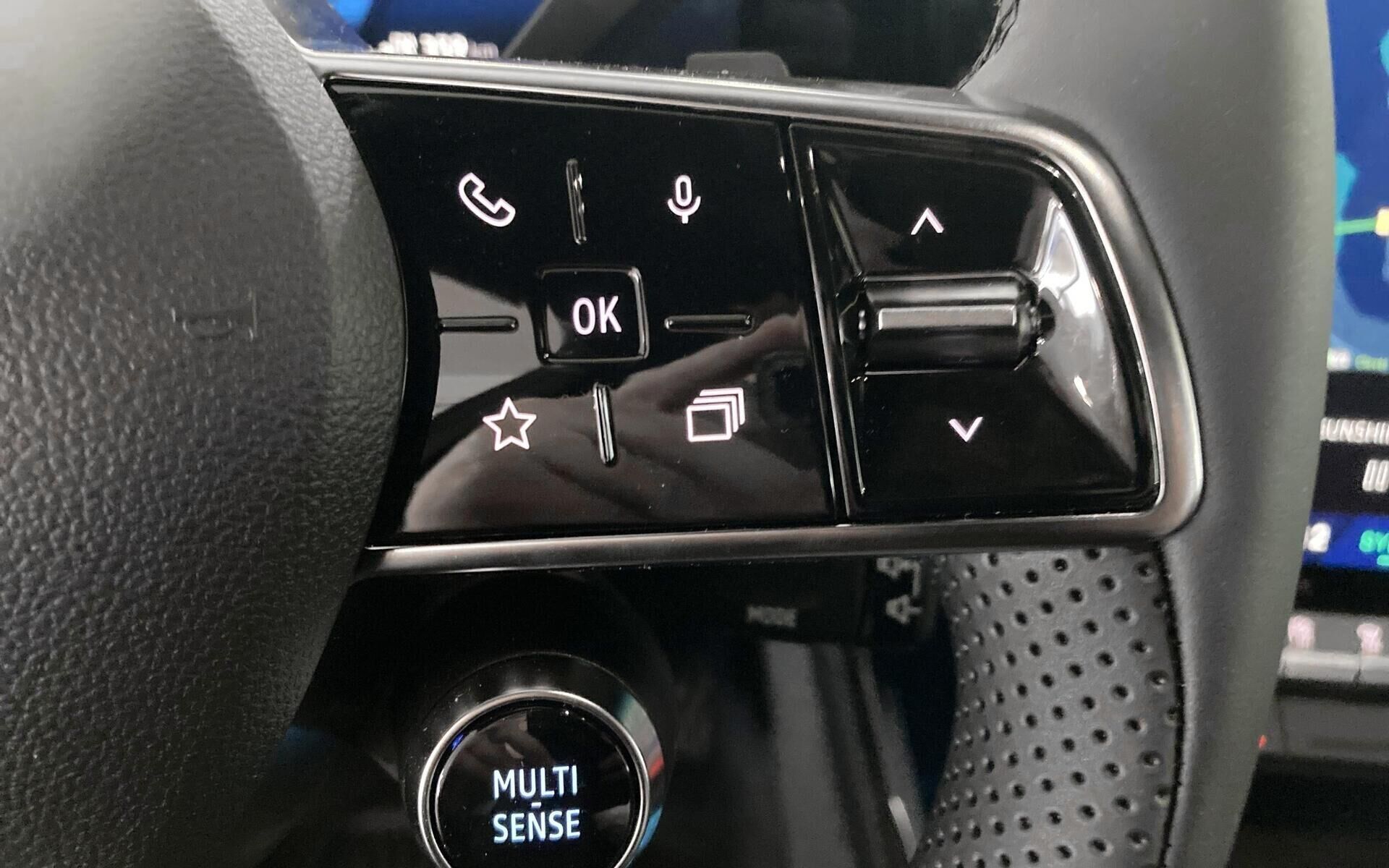 Rød Renault Scénic fra 2025