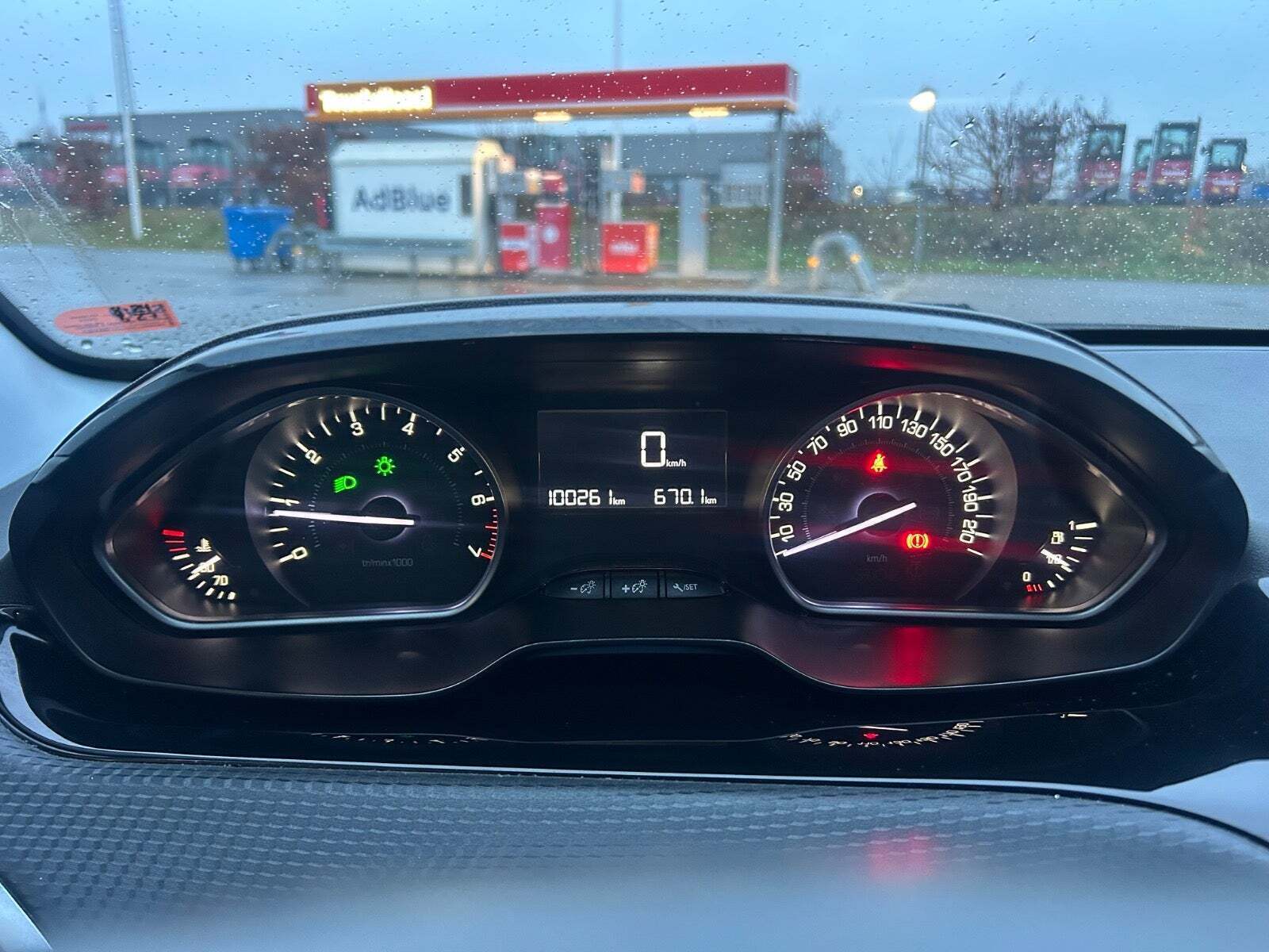 Grå Peugeot 2008 fra 2016