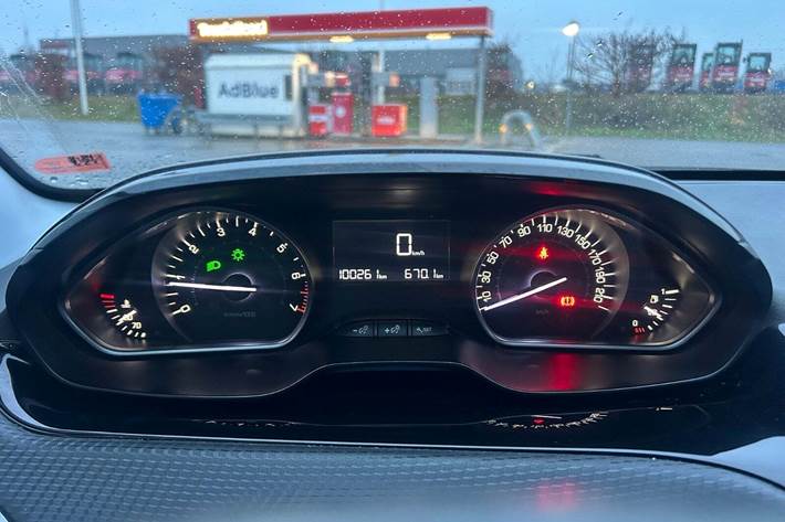 Grå Peugeot 2008 fra 2016