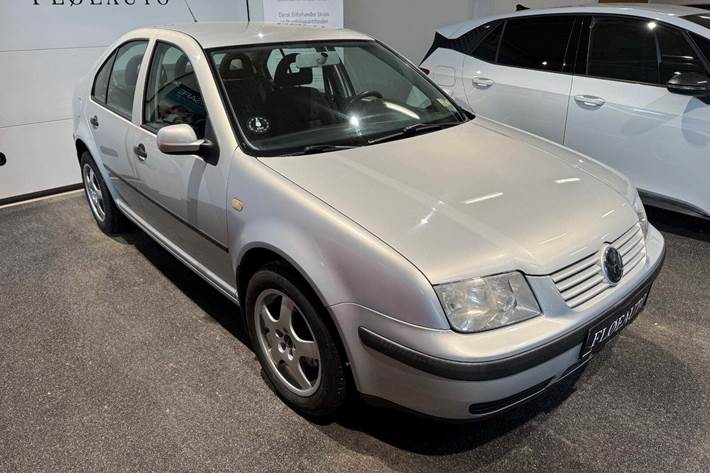 Sølv VW Bora fra 1999 set udefra