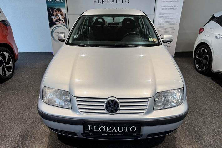 Sølv VW Bora fra 1999 set udefra