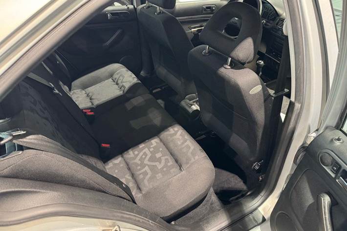 Sølv VW Bora fra 1999 set indefra