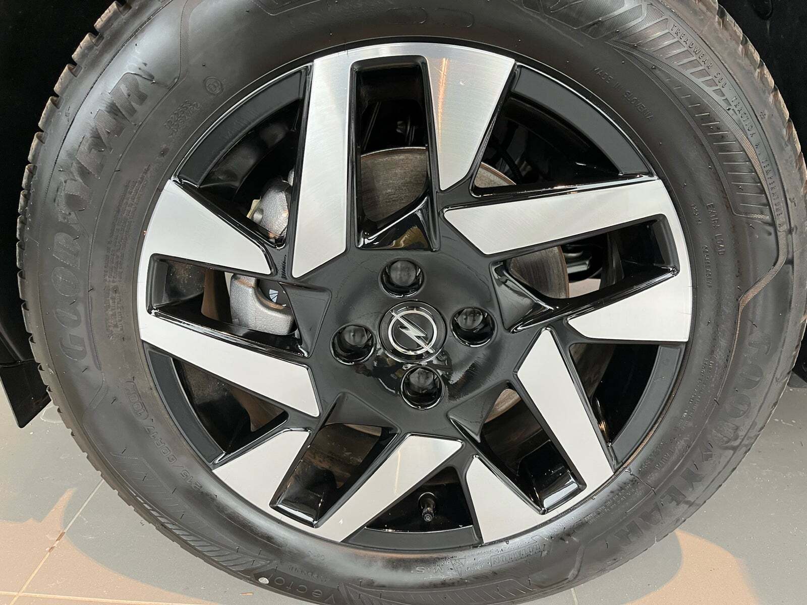 Sølv Opel Mokka-e fra 2023