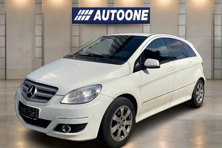 Hvid Mercedes B200 fra 2008 set udefra