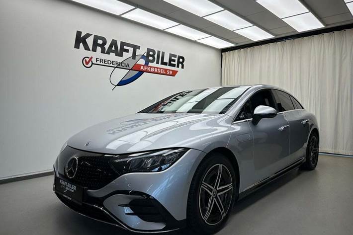 Sølv Mercedes EQE350 fra 2024 set udefra