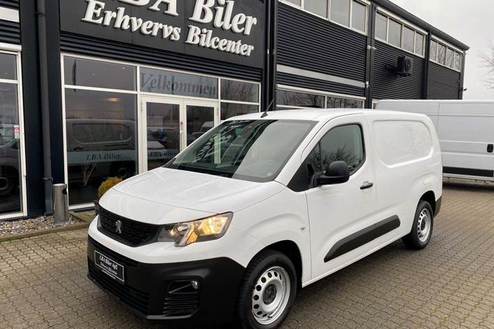 Hvid Peugeot Partner fra 2020 set udefra