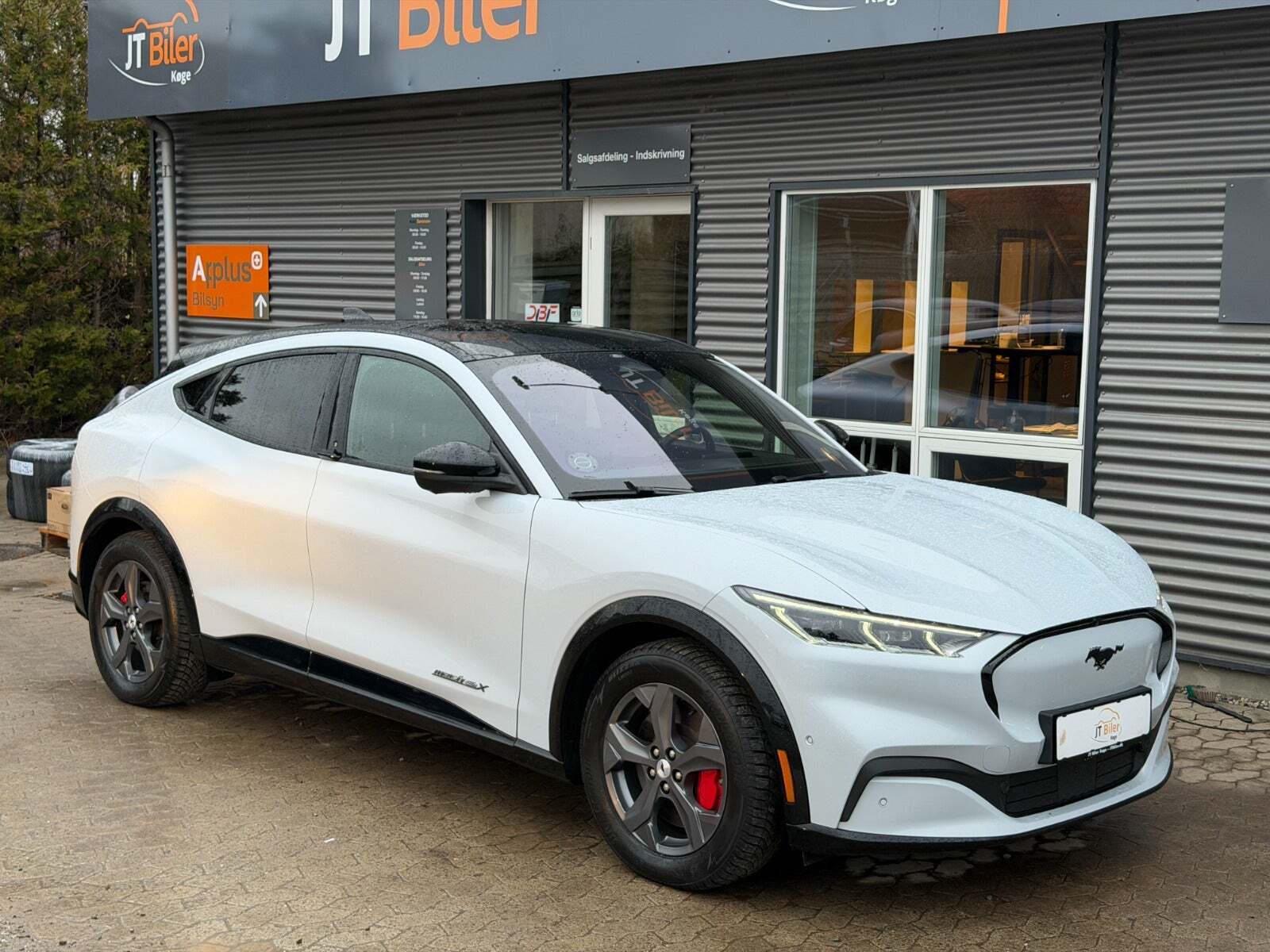 Hvid Ford Mustang Mach-E fra 2021 set udefra