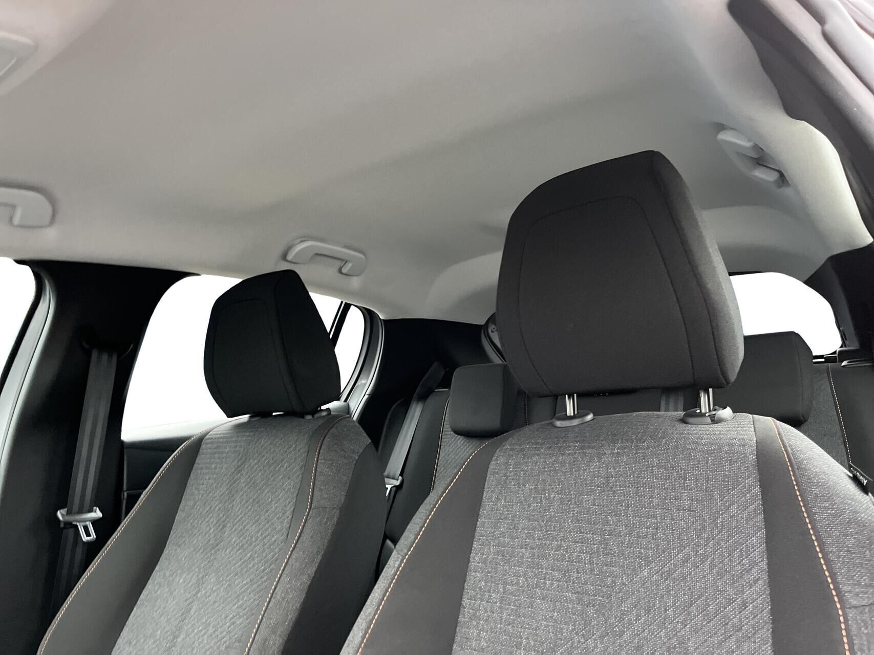 Grå Peugeot e-208 fra 2025