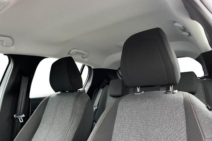 Grå Peugeot e-208 fra 2025