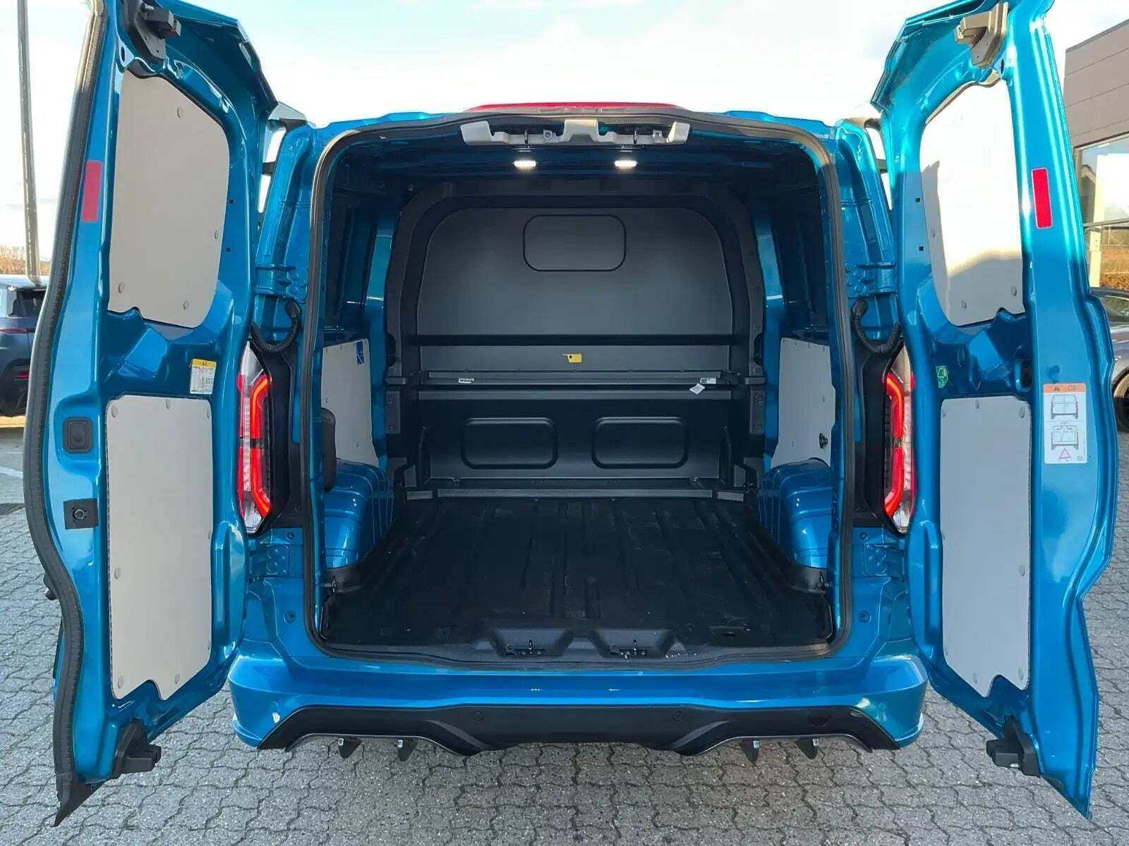 Blå Ford E-Transit Custom Kombi 320S fra 2025