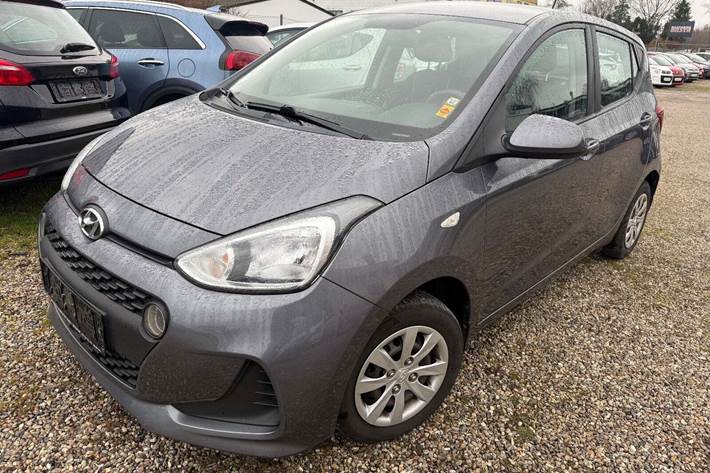 Grå Hyundai i10 fra 2017 set udefra