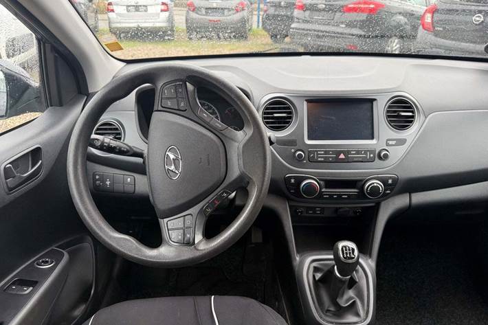 Grå Hyundai i10 fra 2017