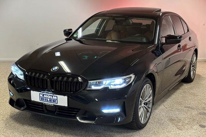 Sort BMW 330e fra 2020 set udefra
