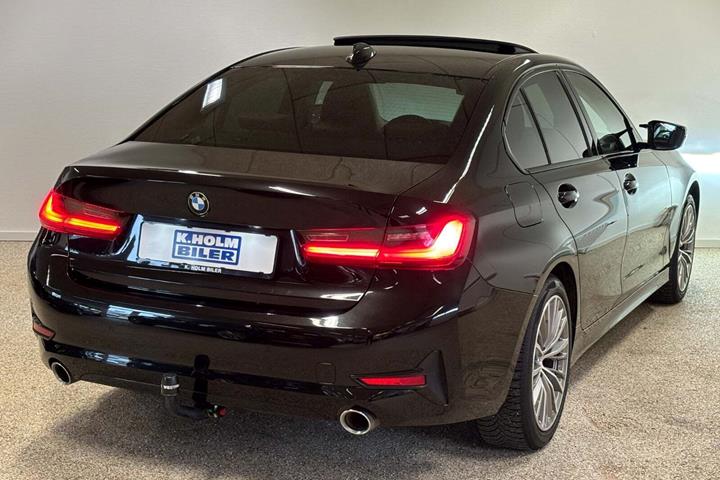 Sort BMW 330e fra 2020