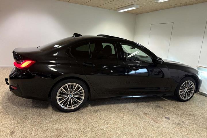 Sort BMW 330e fra 2020