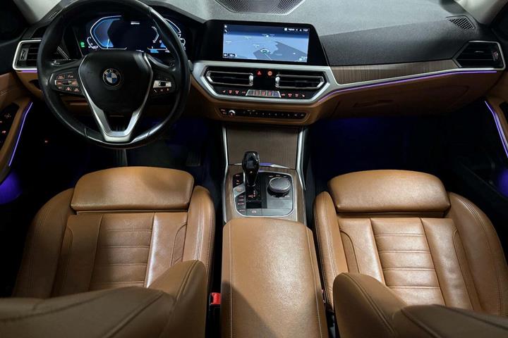 Sort BMW 330e fra 2020