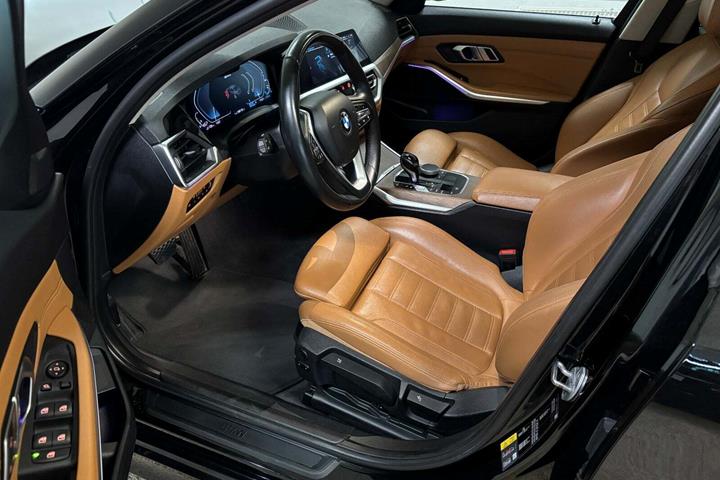 Sort BMW 330e fra 2020