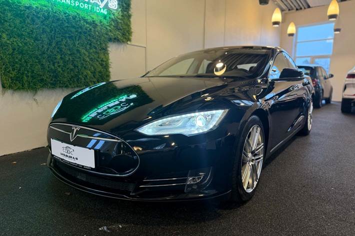 Sort Tesla Model S fra 2015