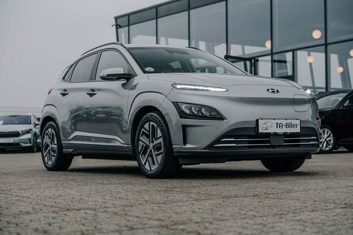 Sølv Hyundai Kona fra 2021 set udefra