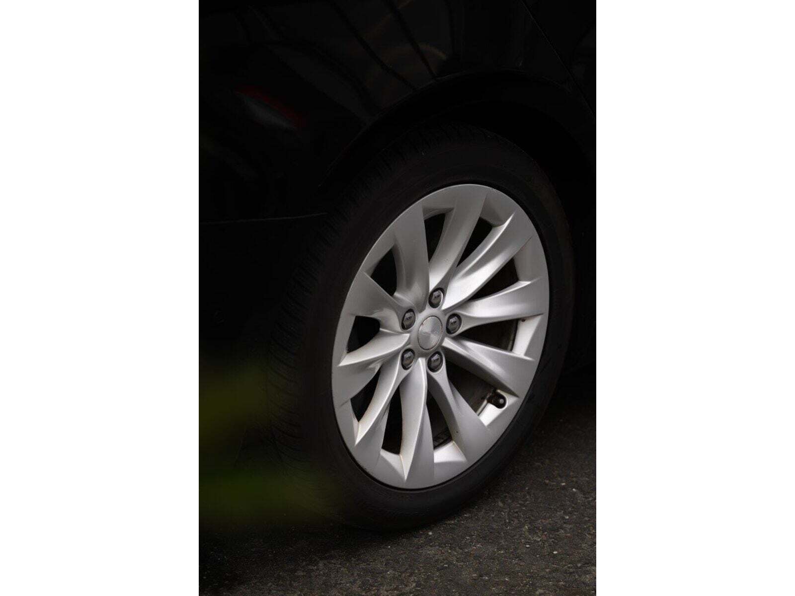 Sort Tesla Model S fra 2018