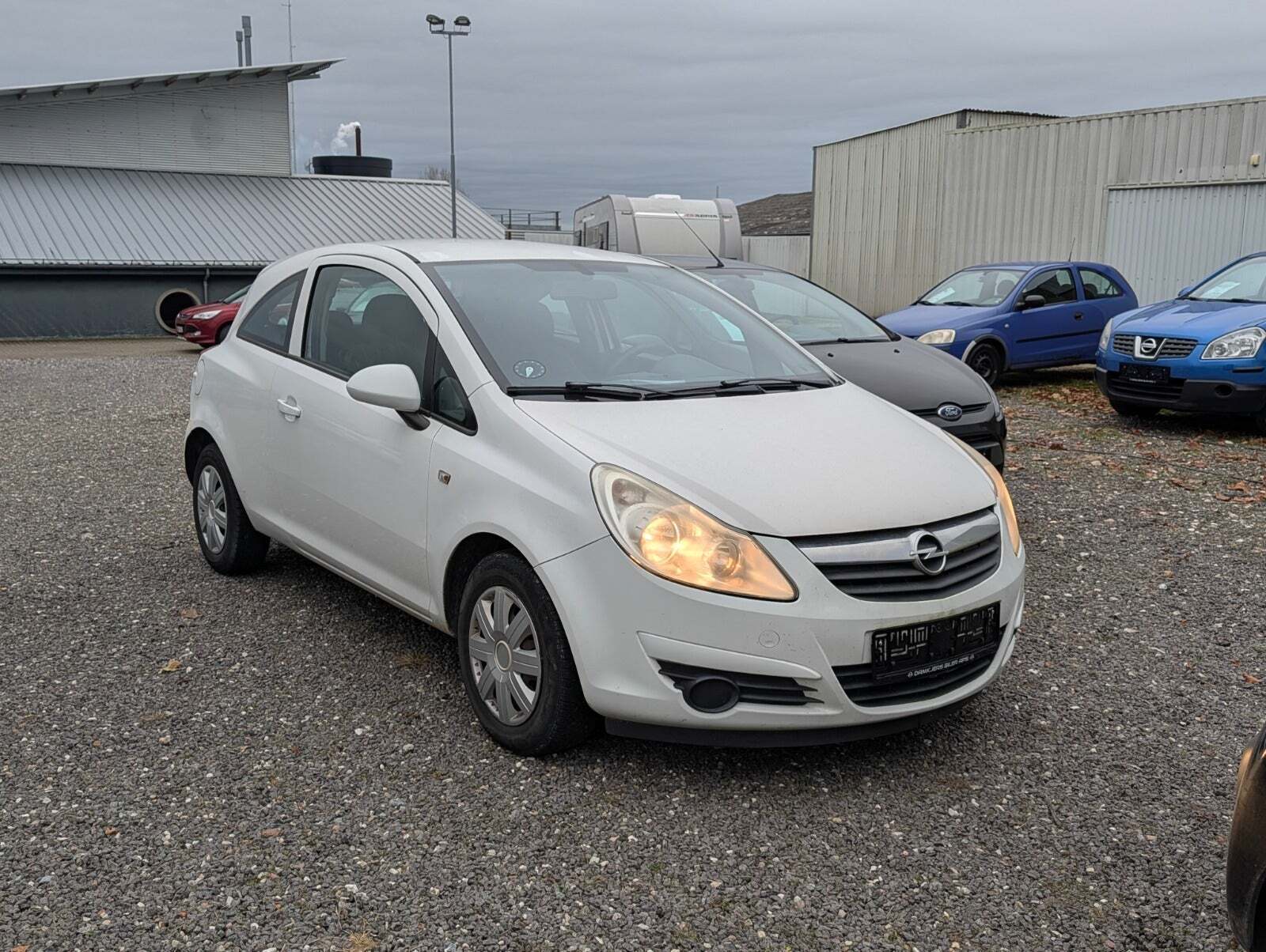 Hvid Opel Corsa fra 2008 set udefra