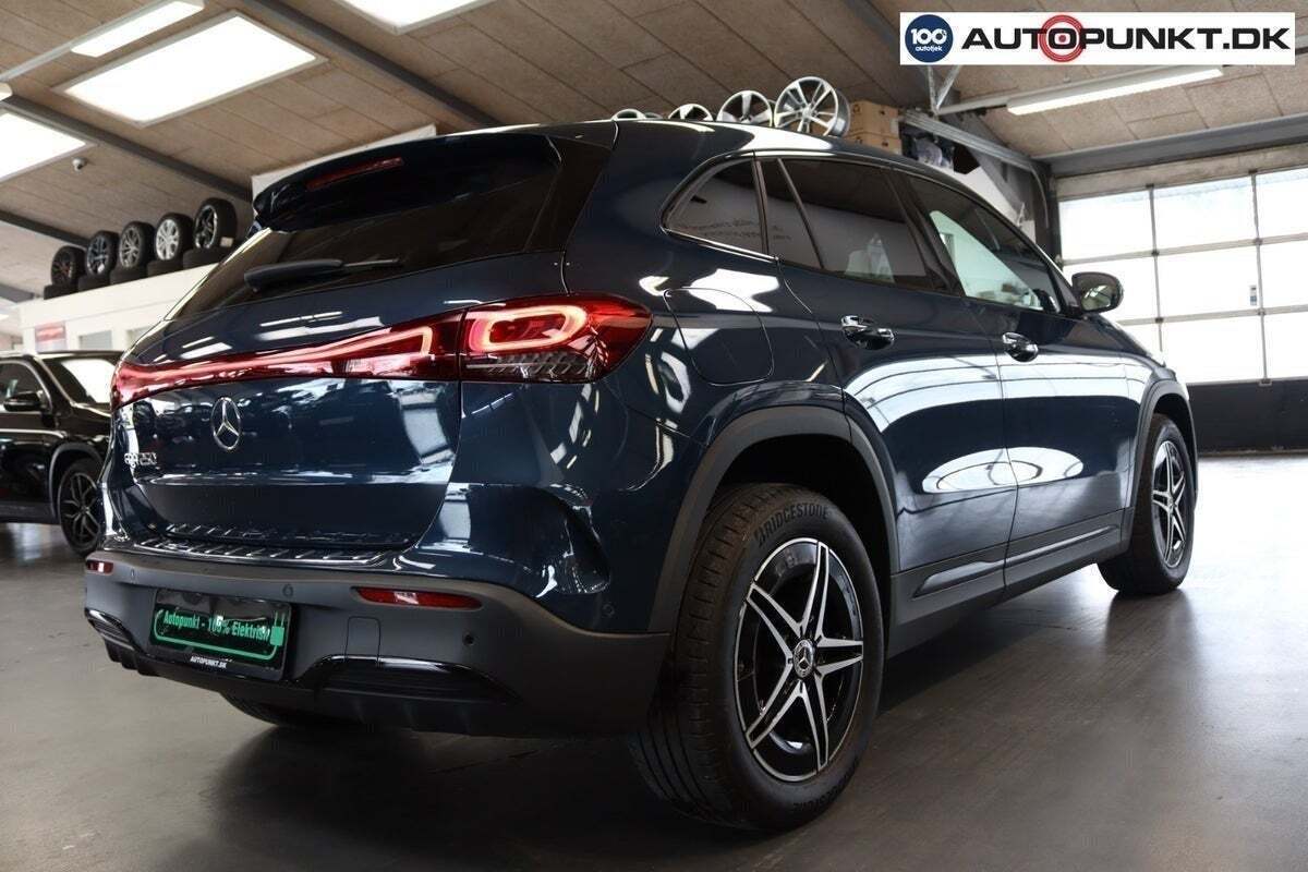 Blå Mercedes EQA250 fra 2022
