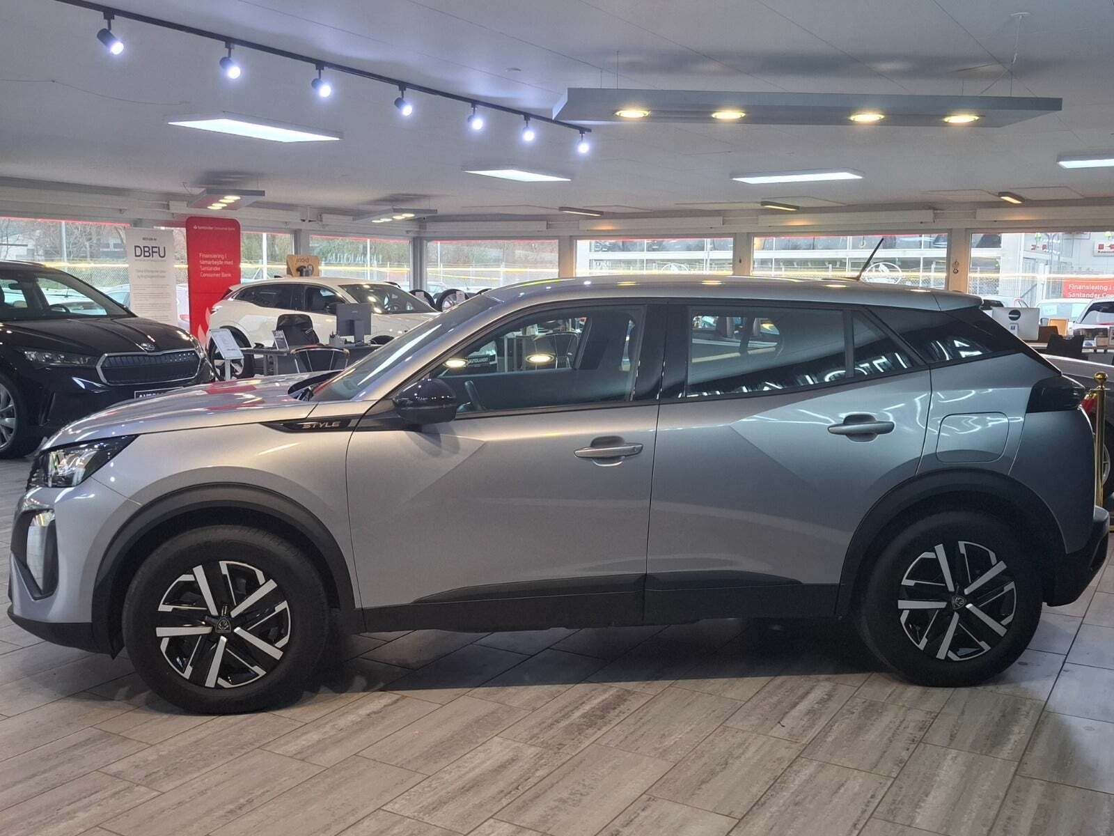 Sølv Peugeot e-2008 fra 2025