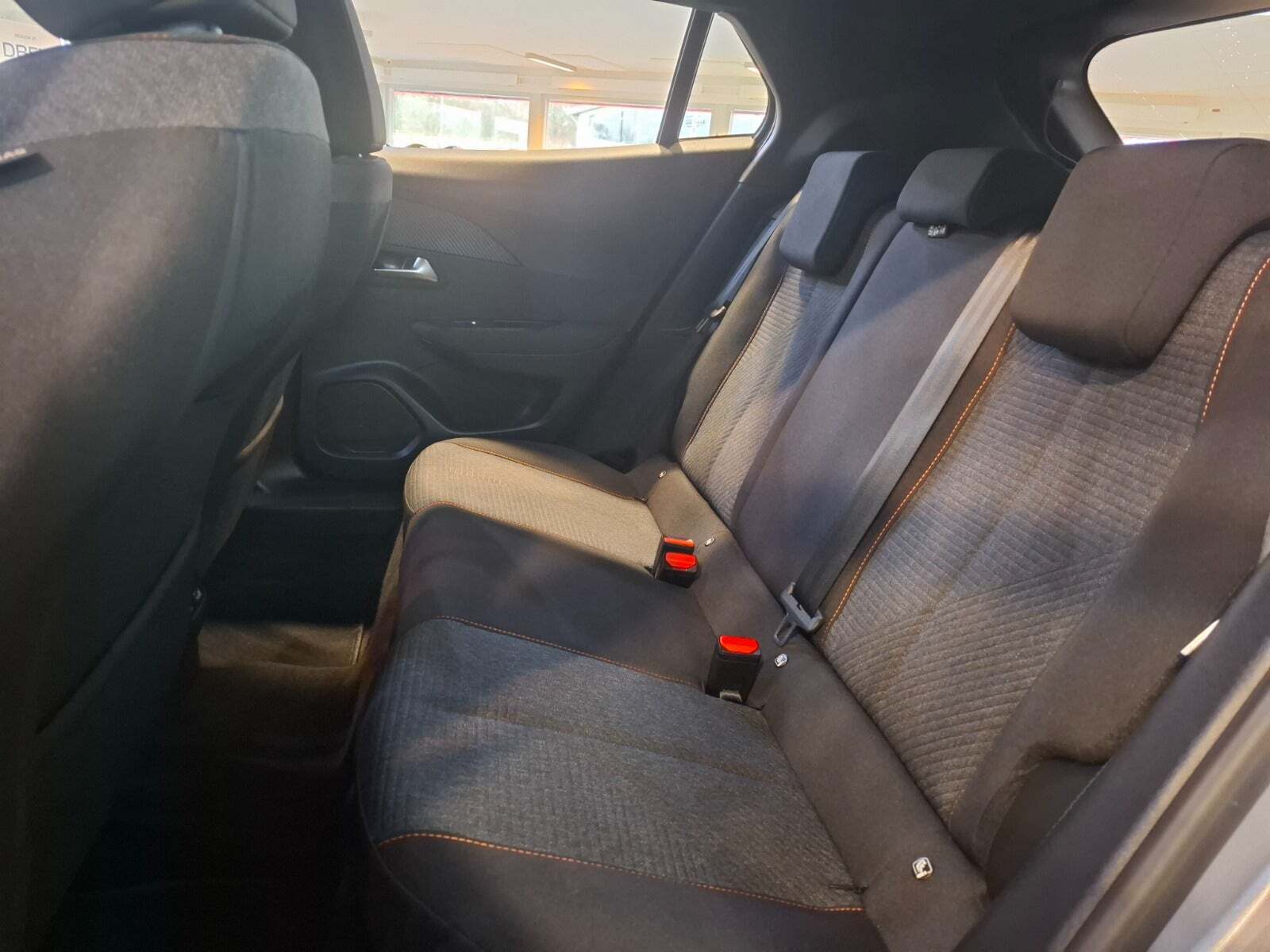 Sølv Peugeot e-2008 fra 2025