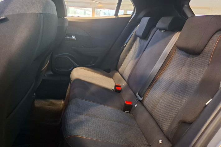 Sølv Peugeot e-2008 fra 2025