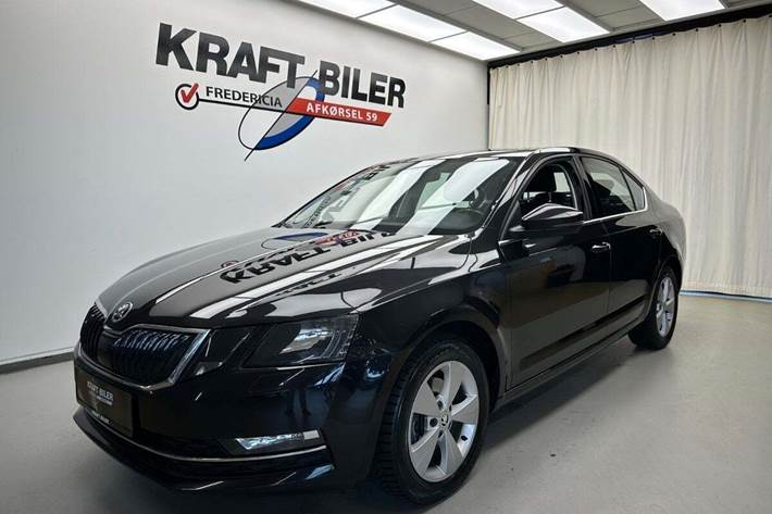 Sort Skoda Octavia fra 2018 set udefra