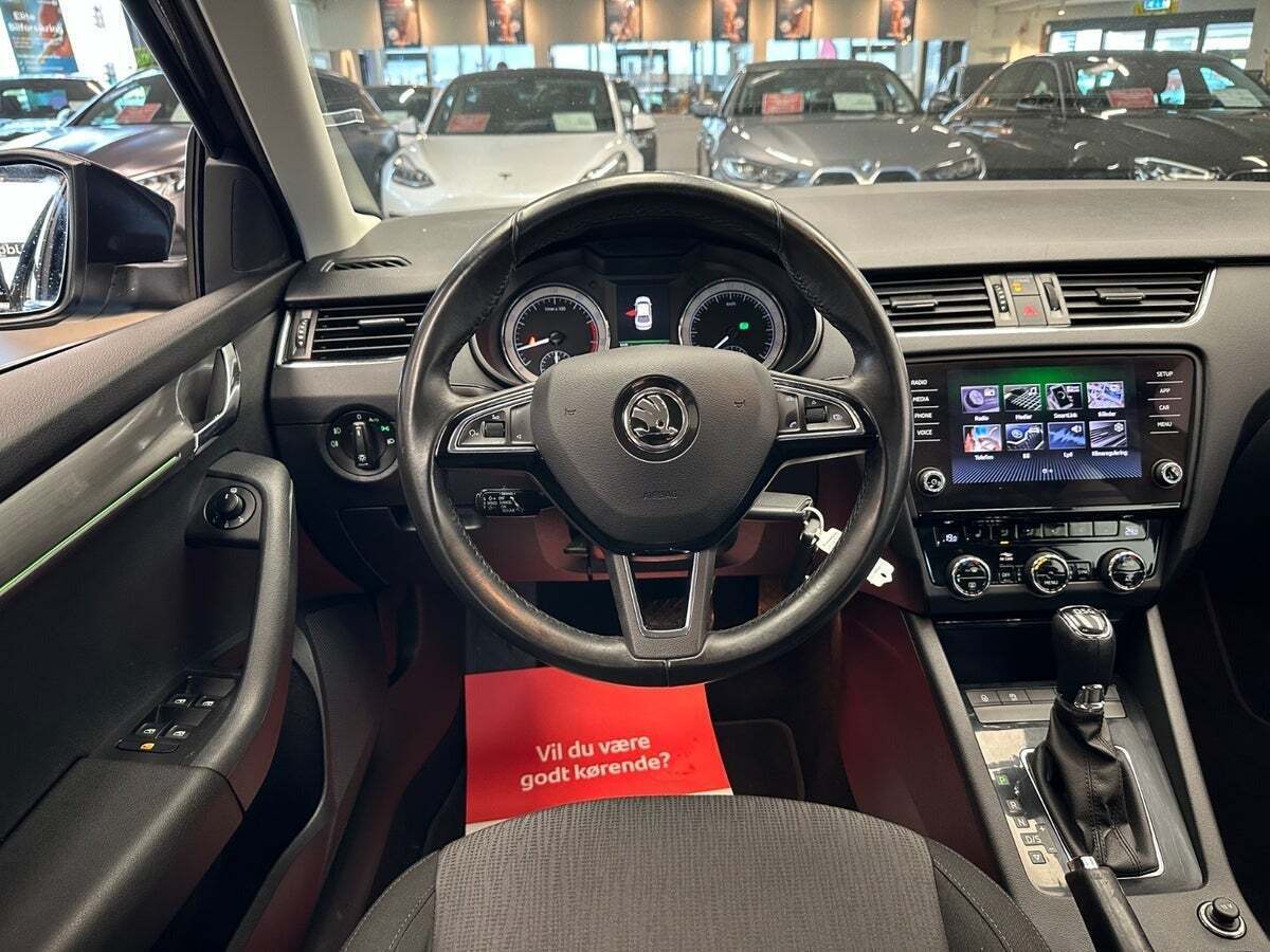 Sort Skoda Octavia fra 2018