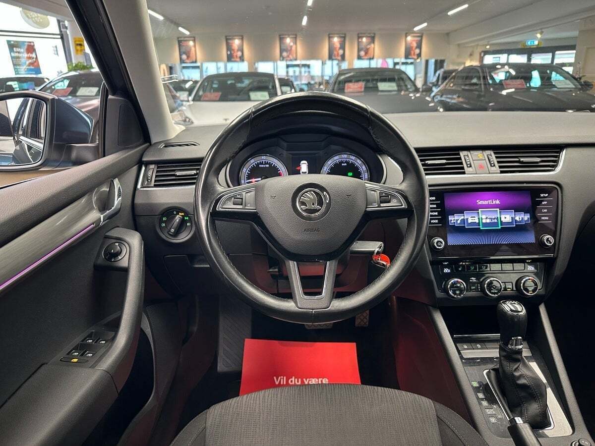 Grå Skoda Octavia fra 2019