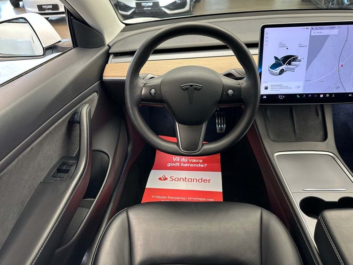 Hvid Tesla Model 3 fra 2021