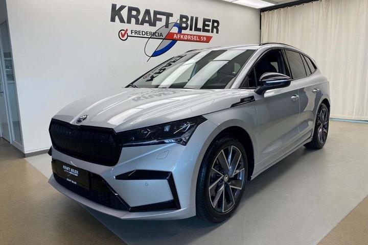 Sølv Skoda Enyaq fra 2023 set udefra