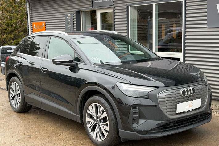 Sort Audi Q4 e-tron fra 2023 set udefra