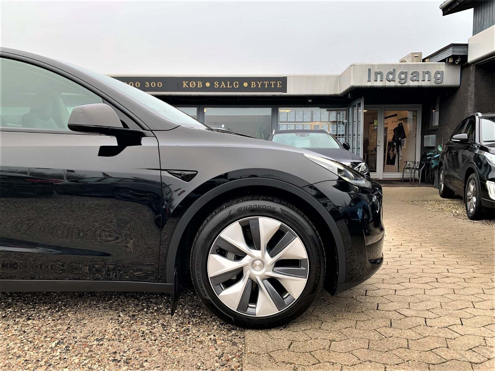 Sort Tesla Model Y fra 2023