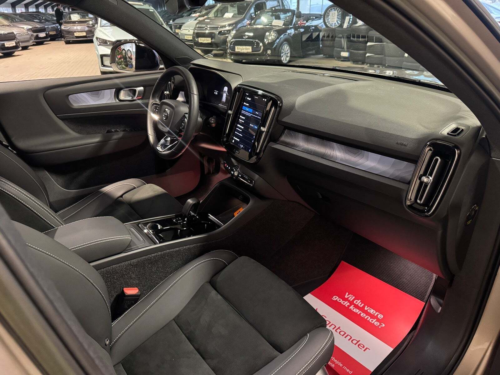 Orange Volvo XC40 fra 2023