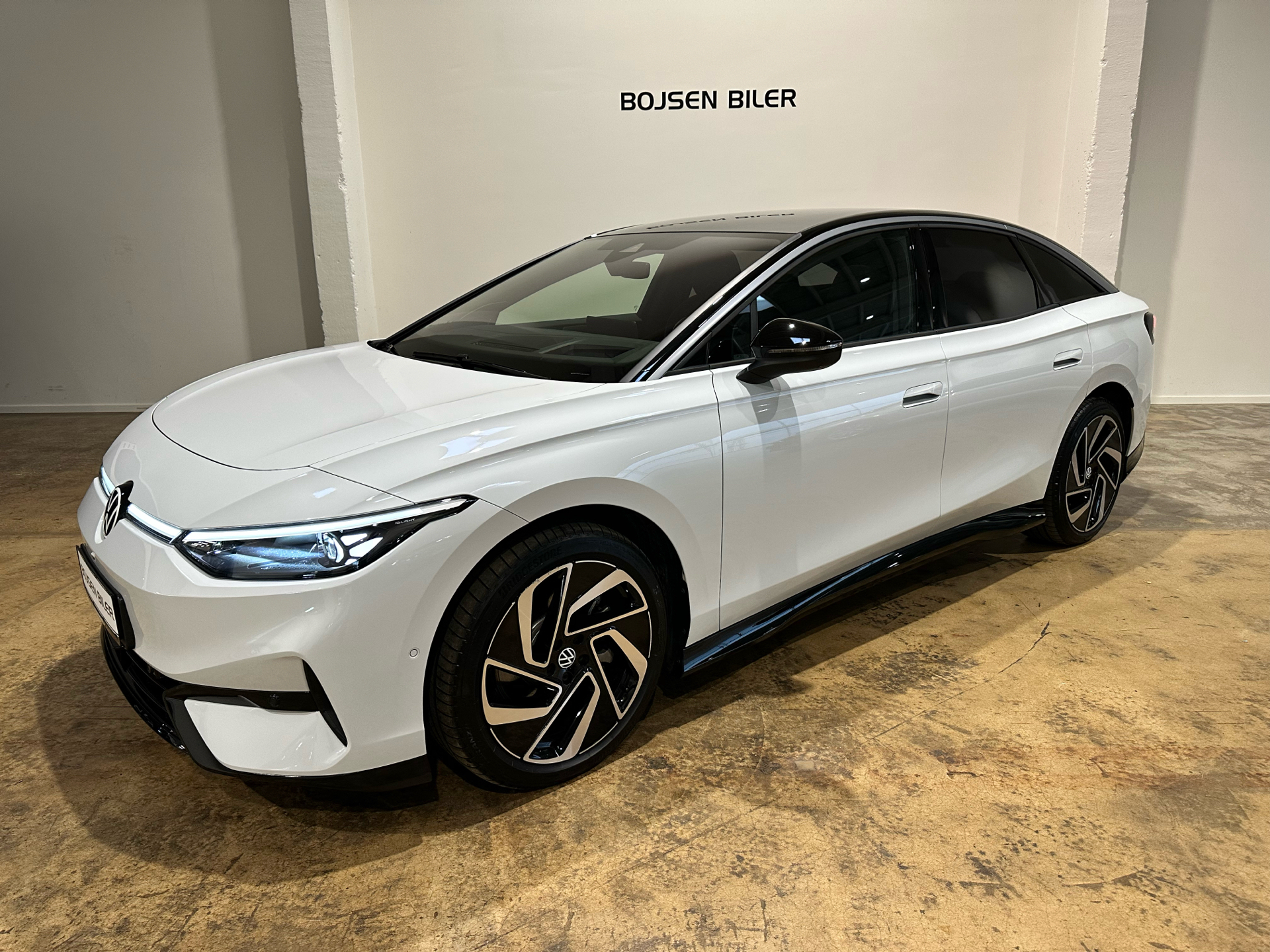 Hvid VW ID.7 fra 2024 set udefra