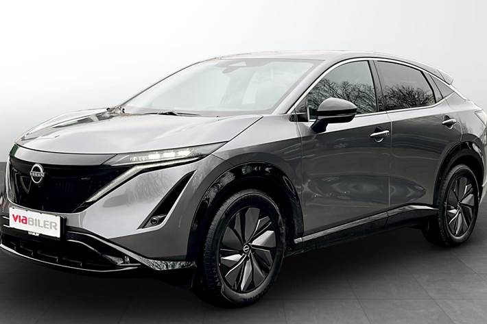 Grå Nissan Ariya fra 2025 set udefra