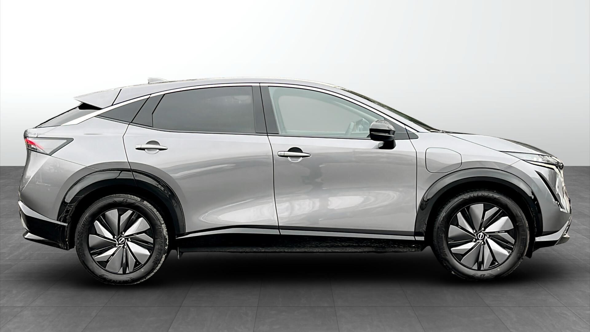 Grå Nissan Ariya fra 2025