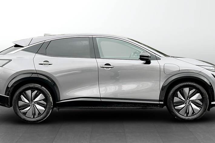 Grå Nissan Ariya fra 2025
