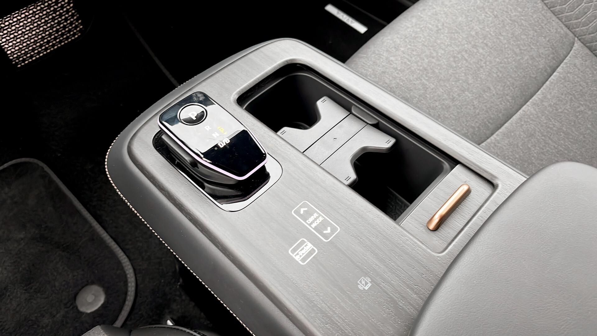 Grå Nissan Ariya fra 2025